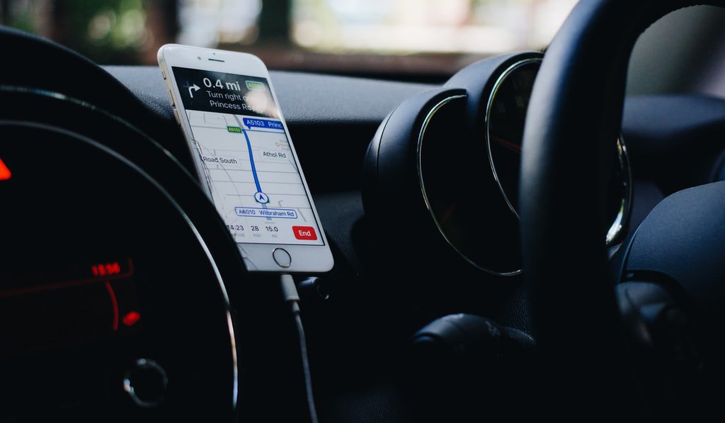 ABC bezpiecznej jazdy, czyli dlaczego warto mieć uchwyt na telefon do samochodu?