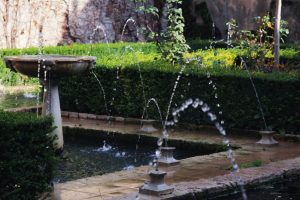Jak wykorzystać zbiorniki naziemne do efektywnego nawadniania ogrodu